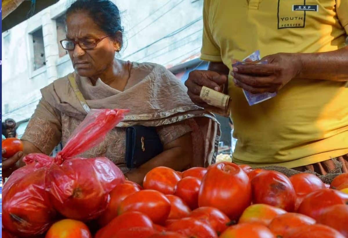 तमिलनाडु की सरकार कर रही ये कोशिश  टमाटर की बढ़ती कीमतों की भरपाई करने के प्रयास में, तमिलनाडु सरकार ने 4 जुलाई को शहर के 82 दुकानों में 60 रुपये प्रति किलो के उचित मूल्य पर कीमती वस्तु की बिक्री शुरू की। सहकारिता मंत्री के आर पेरियाकरुप्पन ने कहा कि जरूरत पड़ने पर इस पहल को राज्य के अन्य हिस्सों में भी बढ़ाया जाएगा।