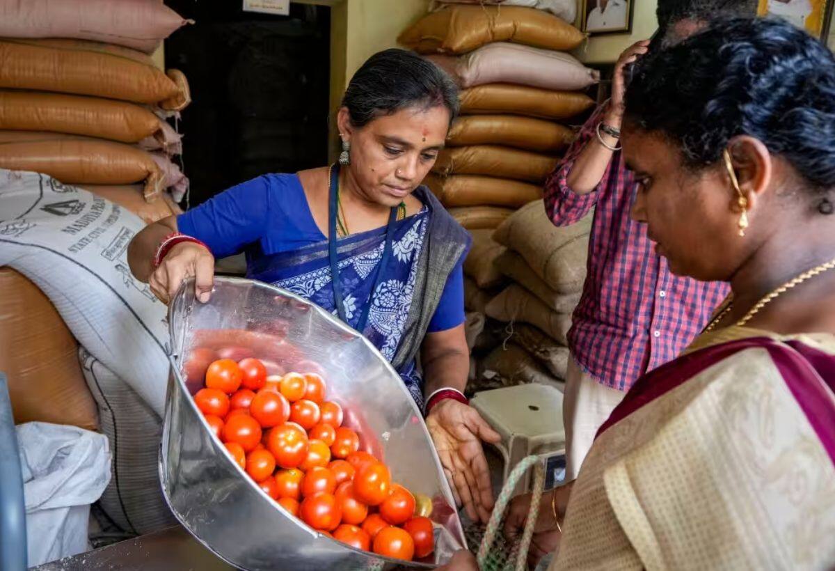 बाधित है टमाटर की सप्लाई  कटाई और परिवहन प्रभावित होने के कारण उत्पादक राज्यों से टमाटर की आपूर्ति पिछले दो सप्ताह से बाधित है। सरकार ने दावा किया है कि टमाटर की कीमतों में मौजूदा वृद्धि एक मौसमी घटना है, और इस समय कीमतें आम तौर पर ऊंची होती हैं। उम्मीद है कि अगले 15 दिनों में कीमतें ठंडी हो जाएंगी और एक महीने के भीतर सामान्य हो जाएंगी। 
