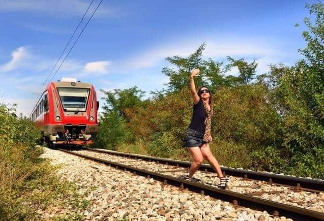 Indian Railways: क्या रेल की पटरी और प्लेटफॉर्म पर Reels बनाने से होगी जेल? रेलवे ने दिया यह जवाब