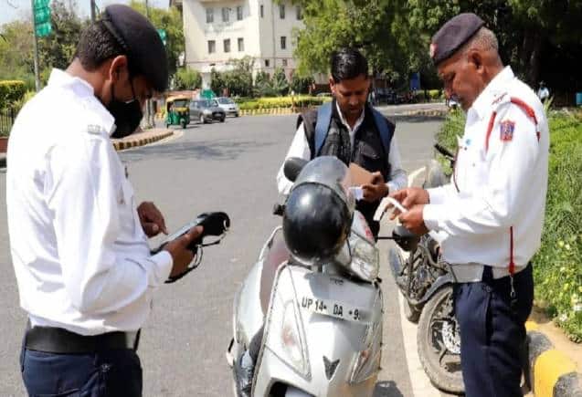 Traffic Challan: बाइक या कार चलाते समय इन डॉक्यूमेंट्स को रखें जरूर, नहीं तो कट सकता है 15000 का चालान Traffic Challan: बाइक या कार चलाते समय इन डॉक्यूमेंट्स को रखें जरूर, नहीं तो कट सकता है 15000 का चालान