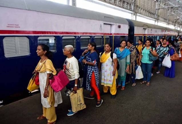 Indian Railway: सफर के दौरान कर दी यह गलती तो जुर्माना देने के बाद भी खाएंगे जेल की हवा, फौरन हो जाएं सतर्क