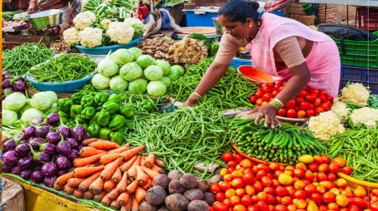 टमाटर की लाल कीमतों के बीच नींबू भी कर रहा आम आदमी के दांत खट्टे, 350 रुपये  प्रति किलो पर पहुंचे सब्जियों के दाम | Moneycontrol Hindi