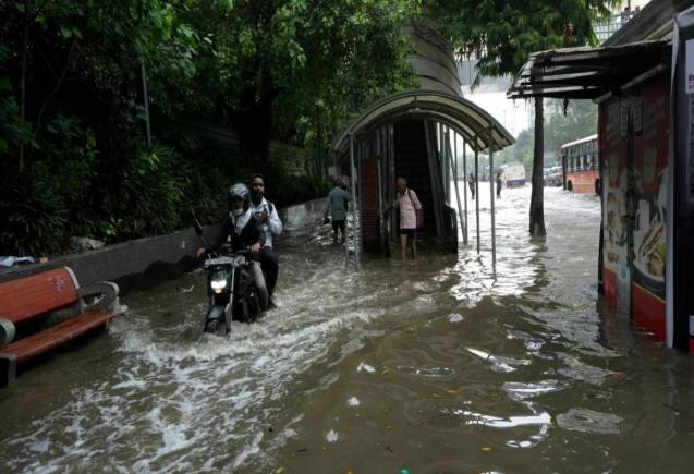 Delhi Floods: आईटीओ और राजघाट में घुसा यमुना नदी का पानी, सीएम केजरीवाल ने सेना और NDRF से मांगी मदद Delhi Floods: आईटीओ और राजघाट में घुसा यमुना नदी का पानी, सीएम केजरीवाल ने सेना और NDRF से मांगी मदद