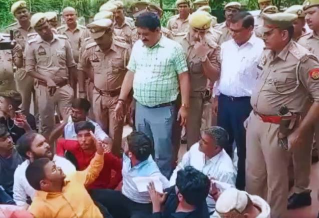 Azamgarh Student Suicide: आज क्यों बंद हैं यूपी के सभी प्राइवेट स्कूल? आजमगढ़ की एक घटना पर पूरे राज्य में बवाल