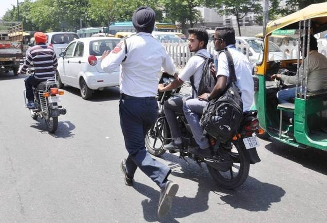 Traffic Challan से बचना है तो फॉलो करें ये स्मार्ट ट्रिक्स, कभी नहीं कटेगा चालान