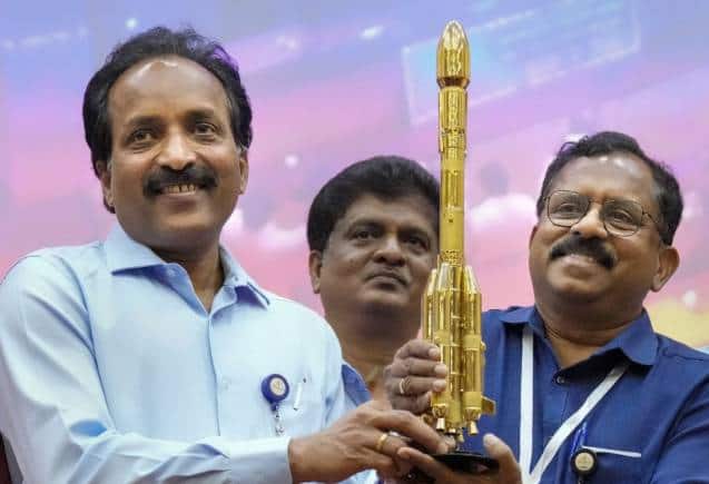 चंद्रयान-3 की सॉफ्ट लैंडिंग से पहले जानें, इस मून मिशन के पीछे किन लोगों का है दिमाग, ये है ISRO की पूरी टीम चंद्रयान-3 की सॉफ्ट लैंडिंग से पहले जानें, इस मून मिशन के पीछे किन लोगों का है दिमाग, ये है ISRO की पूरी टीम