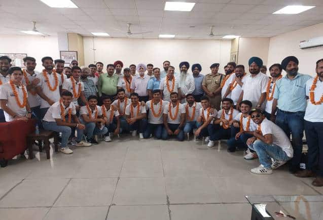 Asian Champions Trophy: अटारी-वाघा बॉर्डर के रास्ते भारत पहुंची पाकिस्तान की हॉकी टीम, इस दिन होगा इंडिया-पाक के बीच मुकाबला Asian Champions Trophy: अटारी-वाघा बॉर्डर के रास्ते भारत पहुंची पाकिस्तान की हॉकी टीम, इस दिन होगा इंडिया-पाक के बीच मुकाबला