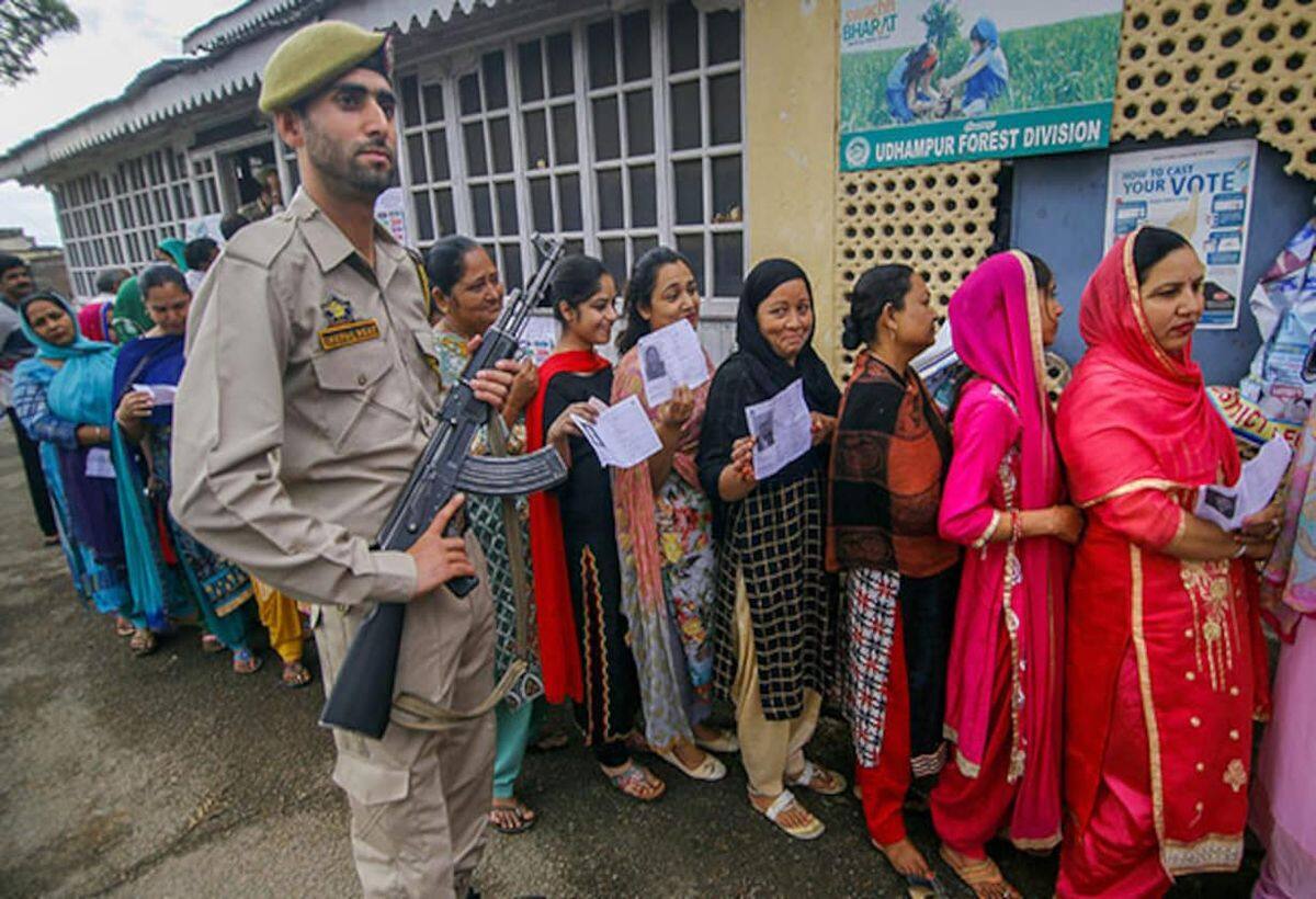 Jammu Kashmir Election: किसी पर दंगा, तो किसी पर लगा है UAPA, 35 उम्मीदवारों के नामांकन रद्द, कई निर्दलीय भर रहे पर्चा Jammu Kashmir Election: किसी पर दंगा, तो किसी पर लगा है UAPA, 35 उम्मीदवारों के नामांकन रद्द, कई निर्दलीय भर रहे पर्चा