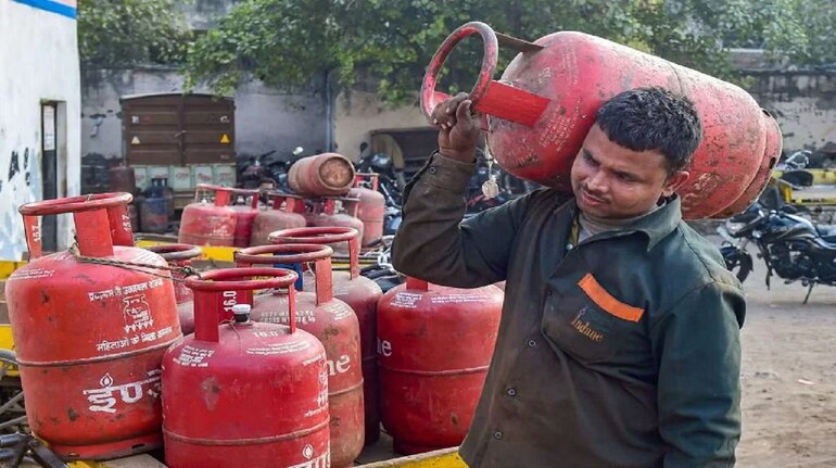 LPG Price Hike: आम लोगों को सरकार ने दिया झटका! 1 सितंबर से महंगा हुआ सिलेंडर, ये है एलपीजी सिलेंडर के नए रेट्स - lpg cylinder price hike 1 september 2024 new