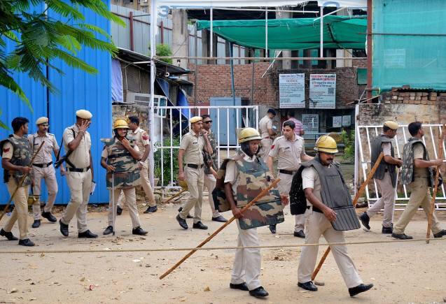 Nuh Violence: हरियाणा की सीमा से लगे दिल्ली, UP के जिलों के लिए अलर्ट जारी, सोशल मीडिया और WhatsApp पर भी निगरानी