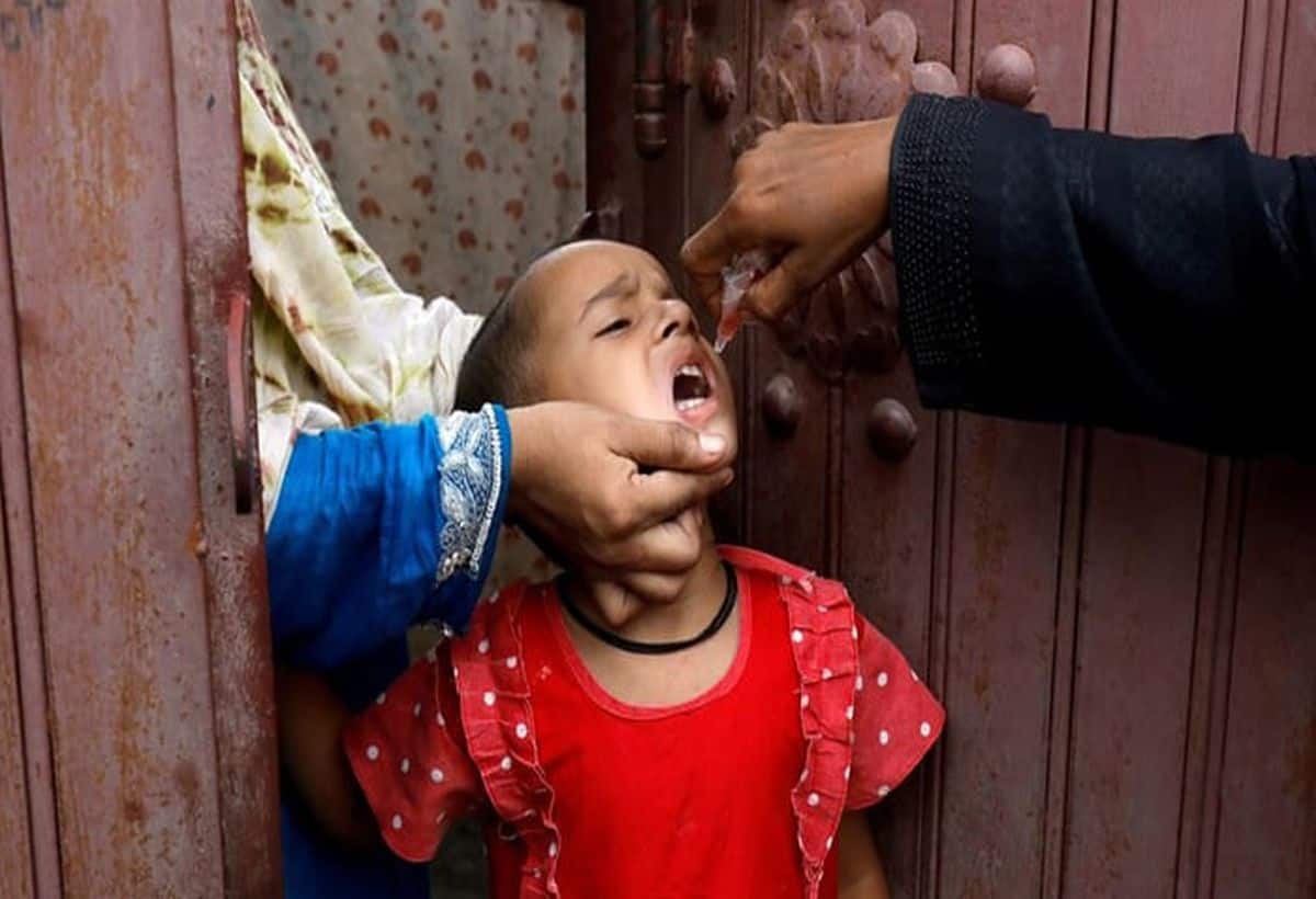 गाजियाबाद में एक बार फिर पोलियो ने दी दस्तक! 18 महीने के बच्चे में वैक्सीनेशन के बाद भी नजर आए लक्षण गाजियाबाद में एक बार फिर पोलियो ने दी दस्तक! 18 महीने के बच्चे में वैक्सीनेशन के बाद भी नजर आए लक्षण