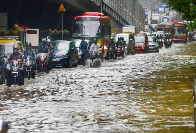 Weather Updates: इन राज्यों में भारी बारिश की आशंका, UP-MP में अलर्ट जारी, जानिए मुंबई-दिल्ली का हाल Weather Updates: इन राज्यों में भारी बारिश की आशंका, UP-MP में अलर्ट जारी, जानिए मुंबई-दिल्ली का हाल