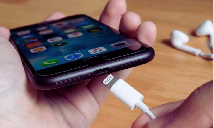 Apple ने अपने यूजर्स को दी चेतावनी, सोते समय चार्जिंग पर लगे iPhone को ना रखें अपने पास Apple ने अपने यूजर्स को दी चेतावनी, सोते समय चार्जिंग पर लगे iPhone को ना रखें अपने पास