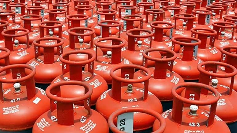 LPG Cylinder Price: सरकार ने रसोई गैस ₹200 सस्ता किया, त्योहारों से पहले आम आदमी को बड़ी राहत | Moneycontrol Hindi