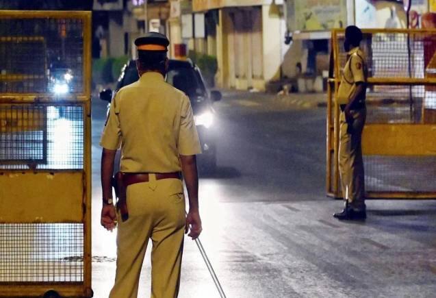 बेंगलुरु में SUV चालक ने 6 माह की प्रेग्नेंट महिला से की छेड़छाड़! जानलेवा हमले के भी आरोप, पुलिस ने किया गिरफ्तार बेंगलुरु में SUV चालक ने 6 माह की प्रेग्नेंट महिला से की छेड़छाड़! जानलेवा हमले के भी आरोप, पुलिस ने किया गिरफ्तार