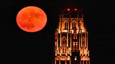 Nashville में स्थित Vanderbilt University के वेस्ट एंड टावर के पास सुपरमून कुछ ऐसा जगमगाया