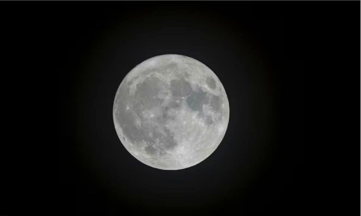 दिल्ली, लखनऊ, बेंगलुरु और पंजाब के आसमान में एक बड़ा सुपरमून दिखाई दिया। वहीं कोलकाता में छाए बादलों की वजह से वहां के लोगों को ये नजारा नसीब नहीं हुआ।