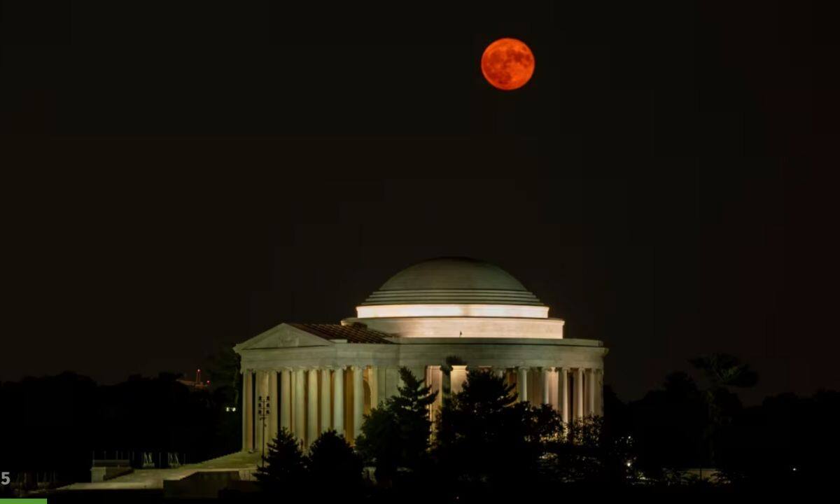 अमेरिका की राजधानी वाशिंगटन में स्थित Thomas Jefferson Memorial के ऊपर चांद लाल रंग दिखाई दिया। नीचे इमारत जगमगा रही थी और ऊपर चांद।