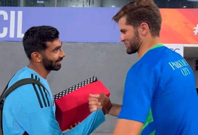 India vs Pakistan: पिता बने जसप्रीत बुमराह को शाहीन अफरीदी ने दिया सरप्राइज गिफ्ट, VIDEO हुआ वायरल
