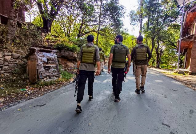 Anantnag Encounter: ऑपरेशन का 5वां दिन, जंगल में आतंकवादी ठिकाने के पास लगी आग, पढ़ें अब तक के अपडेट्स