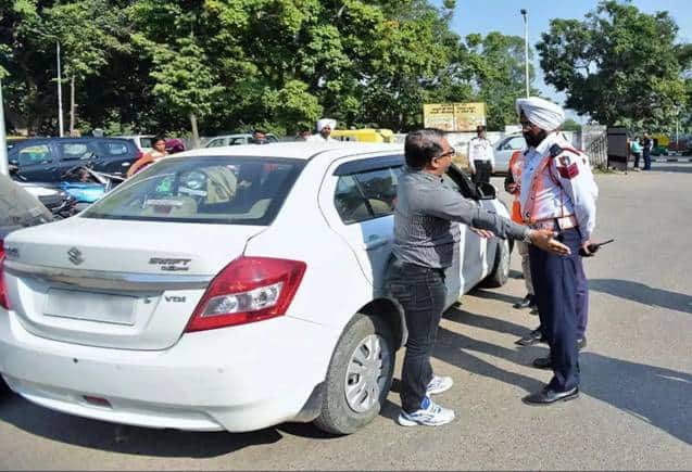 Traffic Challan: अब कैमरा भी नहीं काट पाएगा चालान, मोबाइल में ये ऐप करें डाउनलोड, बड़े काम के हैं फीचर्स