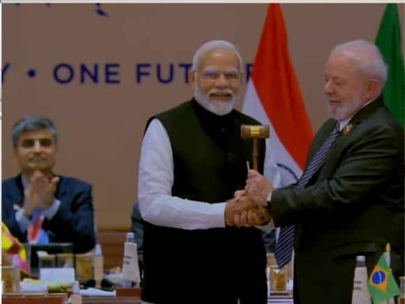 G-20 Summit: पीएम मोदी ने ब्राजील के राष्ट्रपति को सौंपी जी-20 की कमान, बोले दिए गए सुझावों की समीक्षा करना भी है जरूरी