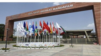 G20_INDIA: अमेरिकी राष्ट्रपति जो बाइG20 Summit 2023 in India: शिखर सम्मेलन में 30 से अधिक देशों के राष्ट्राध्यक्ष, यूरोपीय संघ के शीर्ष अधिकारी, आमंत्रित अतिथि देश और 14 अंतरराष्ट्रीय संगठनों के प्रमुखों के भाग लेने की संभावना है। ब्रिटेन के पीएम ऋषि सुनक और जापान के प्रधानमंत्री फुमियो किशिदा दिल्ली पहुंच गए हैं। बतौर पीएम सुनका का यह पहला भारतीय दौरा है। उनसे पहले बांग्लादेश की पीएम शेख हसीना नई दिल्ली पहुंचीं। इसके अलावा इटली की पीएम जॉर्जिया मेलोनी और अर्जेंटीना के राष्ट्रपति अल्बर्टो फर्नांडीज दिल्ली पहुंच चुके हैं। वहीं, अमेरिकी राष्ट्रपति जो बाइडेन का प्लेन आज शाम के समय दिल्ली एयरपोर्ट पर लैंड करेगाडेन का प्लेन आज शाम के समय दिल्ली एयरपोर्ट पर लैंड करेगा