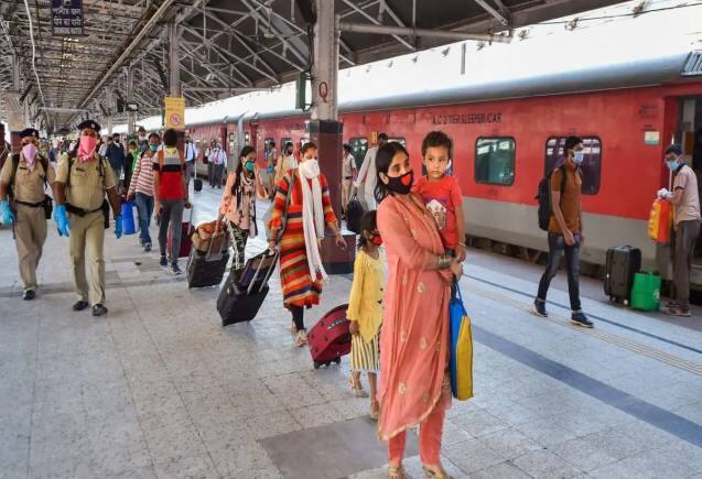 Train Ticket Rule:  क्या आपके ट्रेन टिकट पर कोई दूसरा कर सकता है सफर? जानिए रेलवे का नियम