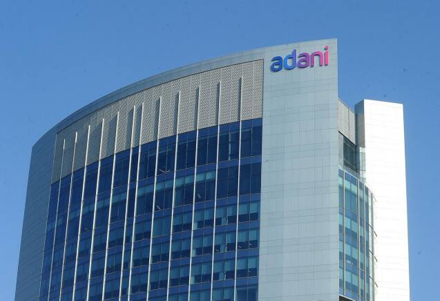 Adani Green और Adani Energy के शेयर फिसले, अबूधाबी की IHC के इस फैसले के चलते हो रही बिकवाली