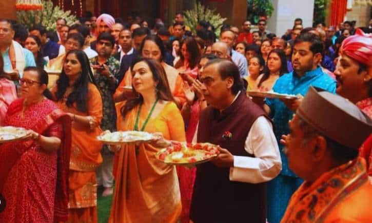 Antilia में जश्न का माहौल, अंबानी परिवार की गणेश चतुर्थी में शामिल हुए दिग्गज सितारे