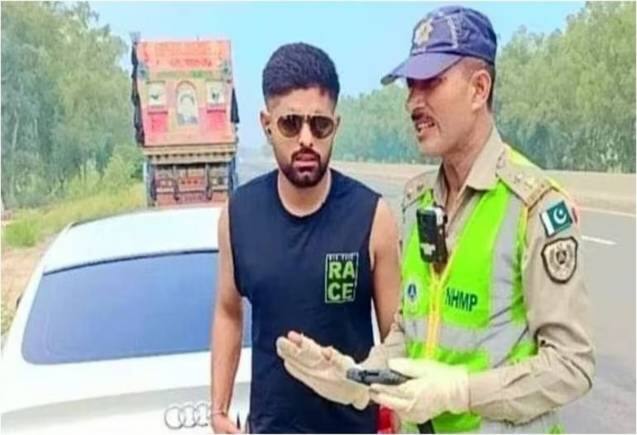 Babar Azam Challan: पाकिस्तान के कप्तान बाबर आजम ने किया ट्रैफिक नियमों का उल्लंघन, कट गया चालान, हुए ट्रोल Babar Azam Challan: पाकिस्तान के कप्तान बाबर आजम ने किया ट्रैफिक नियमों का उल्लंघन, कट गया चालान, हुए ट्रोल