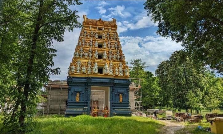 Hindu Temple Berlin: 20 सालों तक वित्तीय परेशानियों से जूझता रहा जर्मनी का सबसे बड़ा हिंदू मंदिर, इस दिवाली खुलेंगे कपाट Hindu Temple Berlin: 20 सालों तक वित्तीय परेशानियों से जूझता रहा जर्मनी का सबसे बड़ा हिंदू मंदिर, इस दिवाली खुलेंगे कपाट