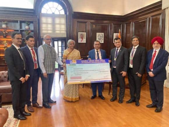 LIC ने वित्त मंत्री को सौंपा ₹1831 करोड़ के डिविडेंड का चेक, क्या हर साल मिलता है सरकार को?