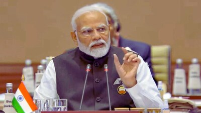 अर्थशास्त्रियों ने कहा कि परिवार की सेविंग्स में गिरावट जारी रही तो इसका असर सरकार और प्राइवेट सेक्टर दोनों पर पड़ेगा।
