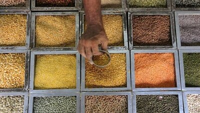 MSP और मंडी के बीच का भाव कम हो रहा है।  अगर बाजार बढ़ा  तो MSP पर किसान सरकार को ज्यादा माल नहीं मिलेगा। अगर अंतर ज्यादा रहा तो ही किसान सरकार को दालें देंगे।
