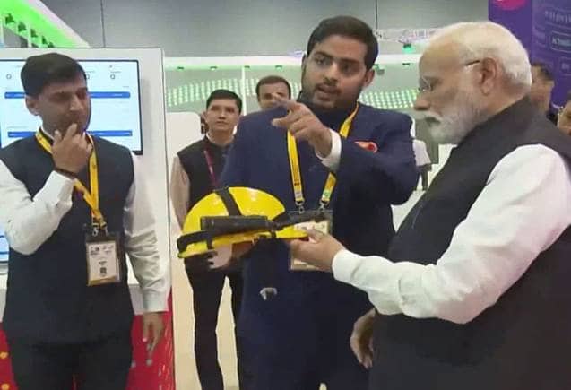 पीएम मोदी ने इंडिया मोबाइल कांग्रेस का किया उद्घाटन, आकाश अंबानी ने लॉन्च की भारत की पहली सैटेलाइट ब्रॉडबैंड JioSpaceFiber