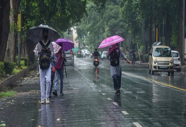 Delhi-NCR Weather: दिल्ली में बारिश और ठंड का डबल अटैक, 5 डिग्री तक गिरा पारा, जानें आज का मौसम का हाल Delhi-NCR Weather: दिल्ली में बारिश और ठंड का डबल अटैक, 5 डिग्री तक गिरा पारा, जानें आज का मौसम का हाल