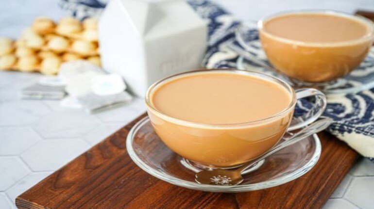 Reheating Tea: ठंडी चाय को गर्म करके पीना सेहत के लिए है हानिकारक, फौरन बदलें आदत | Moneycontrol Hindi
