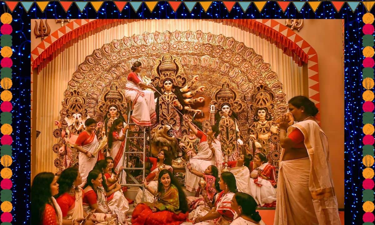 किसी भी बंगाली से आप पूछ लीजिए दशहरा का मतलब वो एक ही शब्द में कह देंगे-पूजो। जहां दशहरा दस दिनों तक चलता है वहीं आखिरी के पांच दिन इसकी रौनक तेजी से बढ़ती है। बंगाल में हर जगह दुर्गा मां के पंडाल। इन पंडालों के बाहर मिलने वाला खाना और संगीत इस त्योहार को और खास बनाता है।