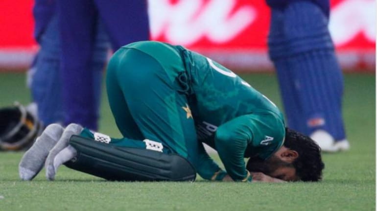 World Cup 2023: मोहम्मद रिजवान ने मैच के दौरान की नमाज अदा, सोशल मीडिया पर  दो गुटों में बंटे लोग | Moneycontrol Hindi