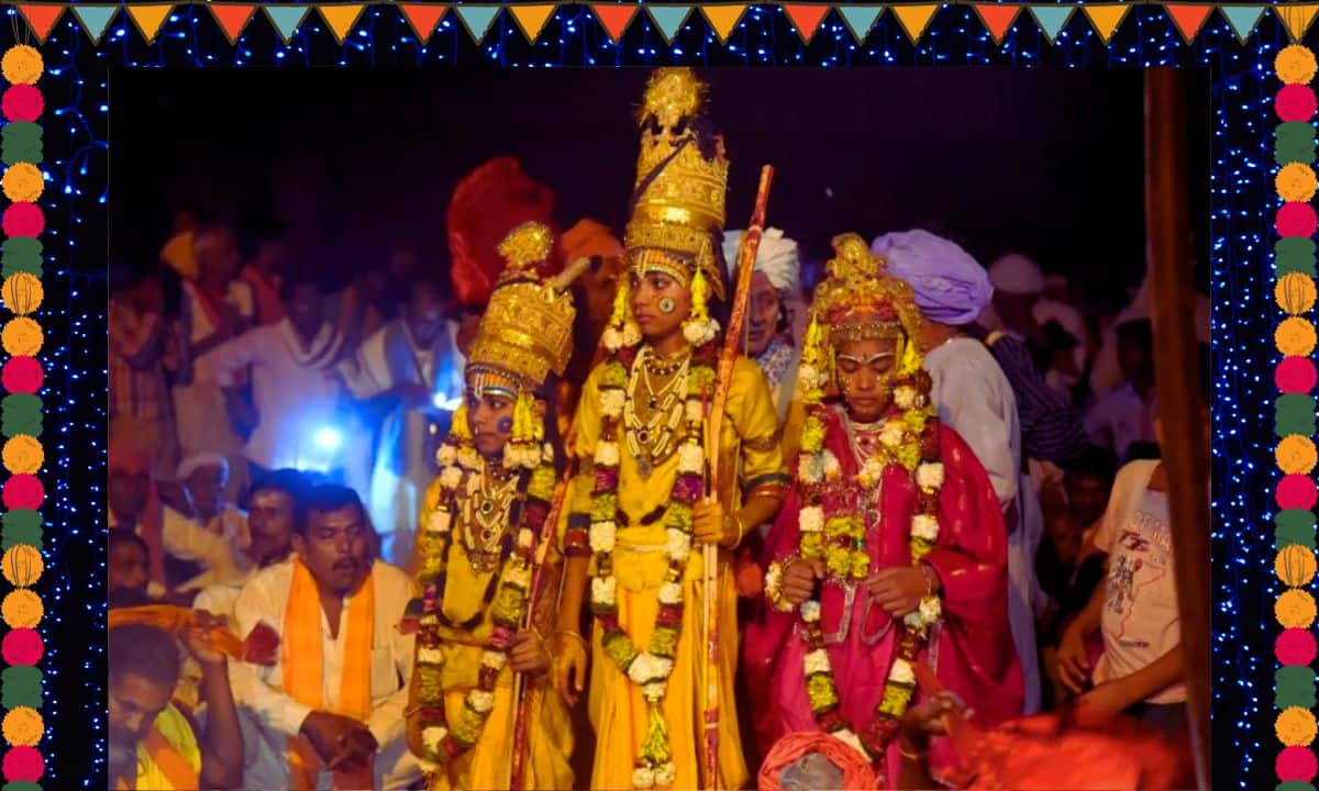 वाराणसी, काशी और बनारस कई नामों से जानी जाने वाली ये धरती रामलीला की धरती के नाम से भी विख्यात है।  दशहरे के वक्त अपने आप रामनगर की ये धरती रंग-बिरंगी हो जाती है। यहां पर 200 साल पहले से रामलीला का मंचन किया जा रहा है। ये त्योहार यहां पूरा एक महीने तक चलता है।