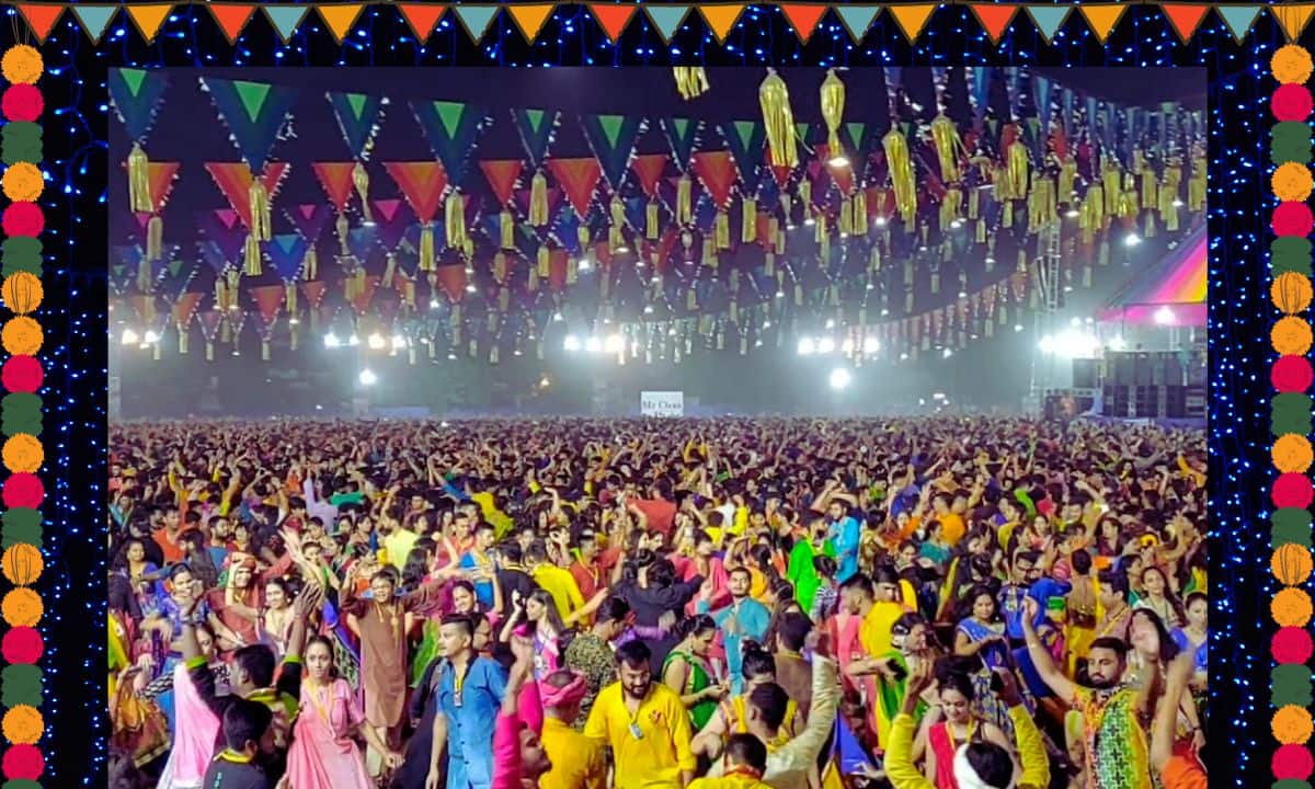 गुजरात में नवरात्रि का मतलब ही है नाच, गाना और खाना। वडोदरा में हजारों की संख्या में लोग नाचने के लिए रंग-बिरंगे कपड़ों में इकट्ठा होते हैं। इस त्योहार में सब डांडिया भी खेलते हैं। नवरात्रि का आखिरी दिन विजयदशमी के रूप में मनाया जाता है। इस दिन सभी फाफड़ा और जलेबी के साथ एन्जॉय करते हैं।