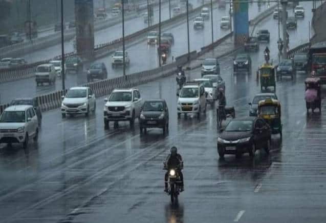 Delhi NCR Rain: दिवाली से पहले दिल्ली के कई इलाकों में झमाझम बारिश, प्रदूषण से राहत मिलने के आसार Delhi NCR Rain: दिवाली से पहले दिल्ली के कई इलाकों में झमाझम बारिश, प्रदूषण से राहत मिलने के आसार