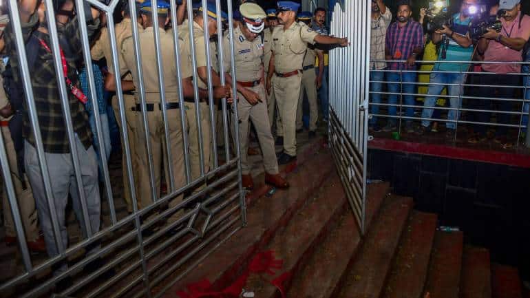Kerala University Stampede: बारिश से बचने के लिए भागे लोग, भगदड़ में 4 की मौत, 60 से ज्यादा घायल, जांच जारी Kerala University Stampede: बारिश से बचने के लिए भागे लोग, भगदड़ में 4 की मौत, 60 से ज्यादा घायल, जांच जारी