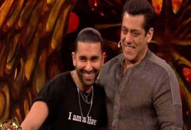 Bigg Boss 17: बिग बॉस के घर पर वाइल्ड कार्ड एंट्री ले रहे हैं ओरी, जान्हवी कपूर ने पूछा यह सवाल Bigg Boss 17: बिग बॉस के घर पर वाइल्ड कार्ड एंट्री ले रहे हैं ओरी, जान्हवी कपूर ने पूछा यह सवाल