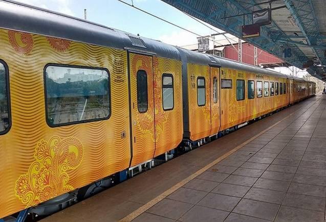 Indian Railways: 3 दिन लेट हुई तेजस एक्सप्रेस, यात्रियों को 16.87 लाख रुपये मिले वापस