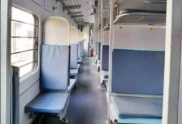 Indian Railways: किसी ने आपकी रिजर्व सीट पर जमा लिया कब्जा, बिना झगड़ा किए ऐसे हटाएं