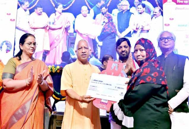 UP News: सीएम योगी ने द‍िवाली पर द‍िया फ्री LPG सिलेंडर का तोहफा, बोले- 'होली में भी देंगे'