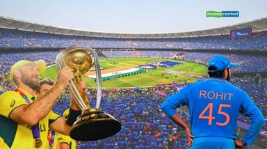 एक तरफ ऑस्ट्रेलिया ने उठाया वर्ल्ड कप तो दूसरी और भारतीय क्रिकेट्रस के झुके चेहरे। इन तस्वीरों को देख फैंस भी हो रहे हैं इमोशनल