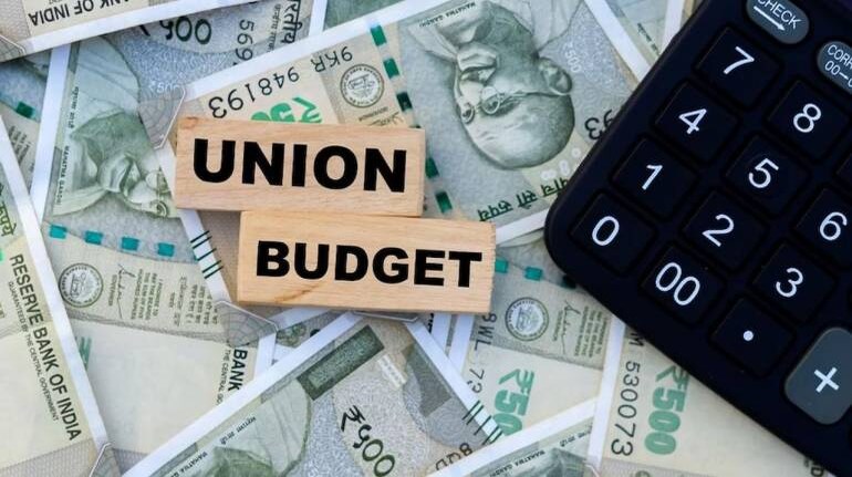 Budget 2024: सरकार टैक्स स्लैब नहीं बढ़ाएगी लेकिन दे सकती है स्टैंडर्ड  डिडक्शन में छूट! लिमिट बढ़कर होगी 1,00,000 | Moneycontrol Hindi
